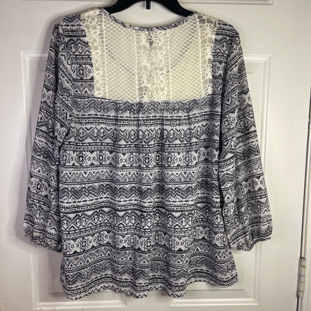 Maurice pattern blouse with little lace. In black and white. - Picture 3 of 6